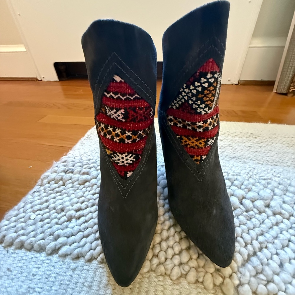 NWOT - Howsty gray heeled booties with Aztec print - size 7.5